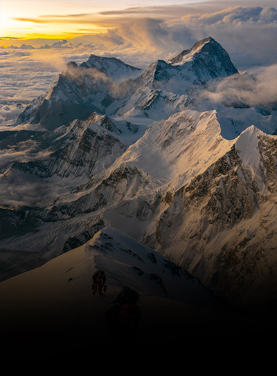 Landscape view of Everest and surrounding mountain range.